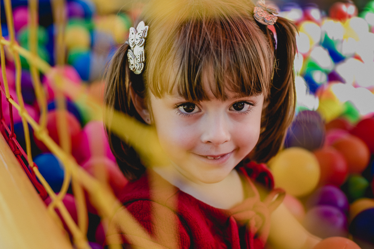 retrato da amiguinha dentro da piscina de bolinhas