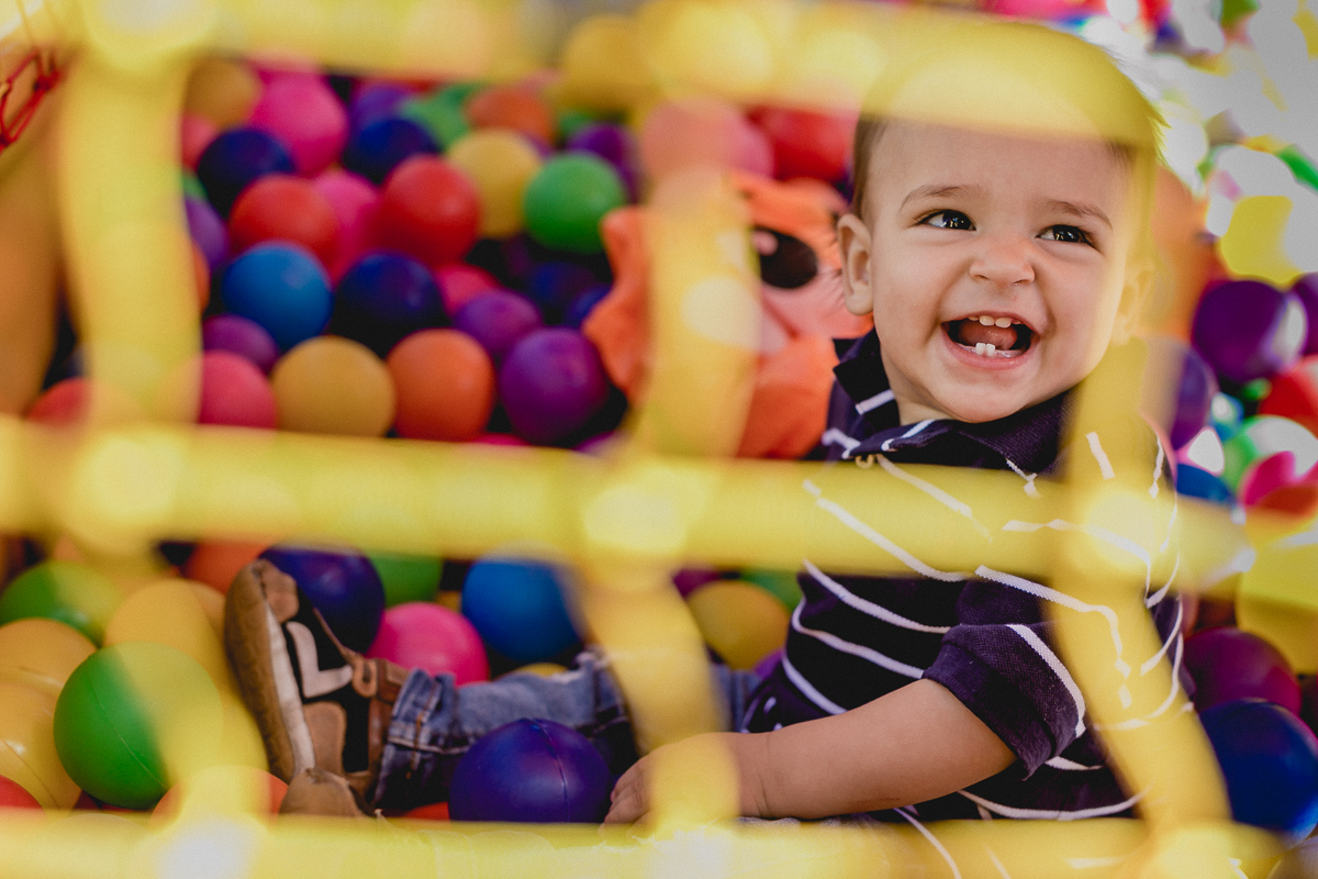 enrico sorrindo dentro da piscina de bolinhas
