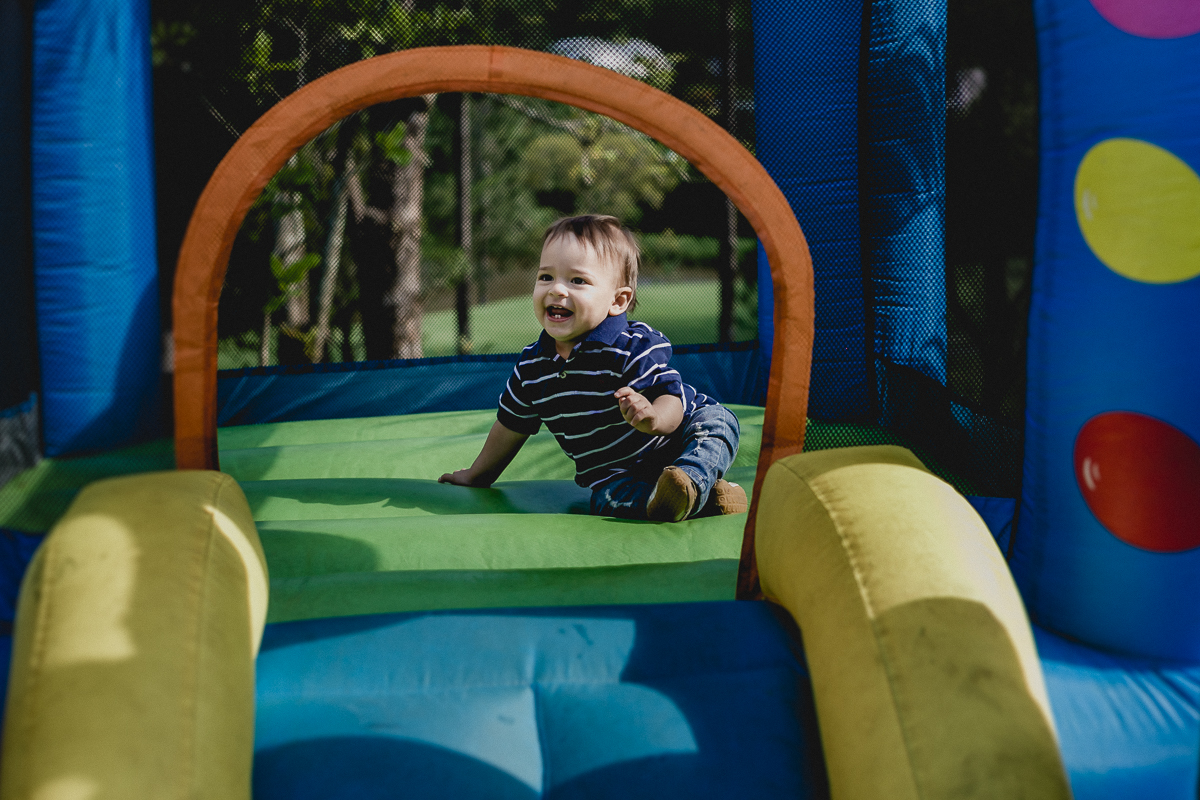 pulando no pula pula inflavel