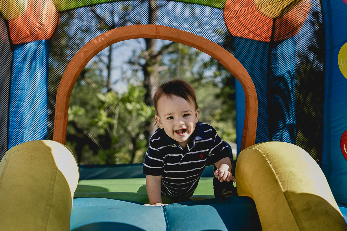 pulando no pula pula inflavel