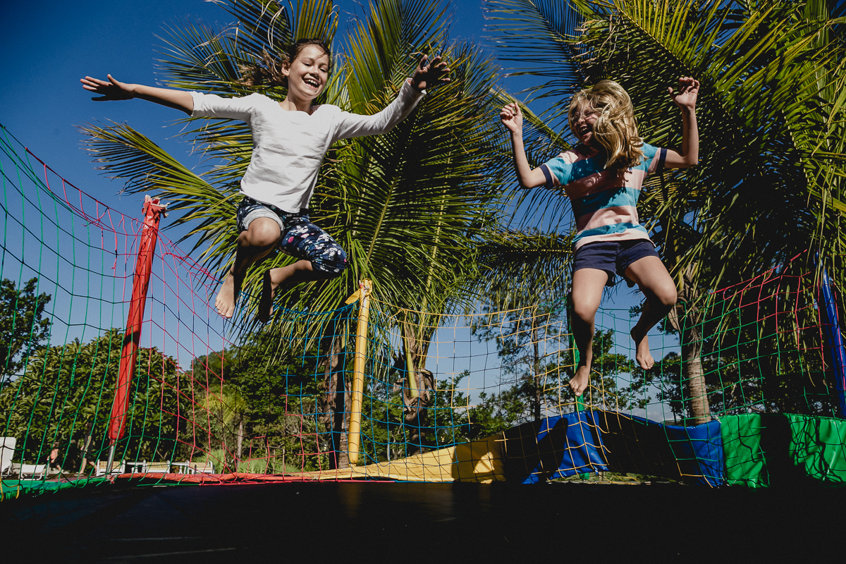 brincando no pula pula