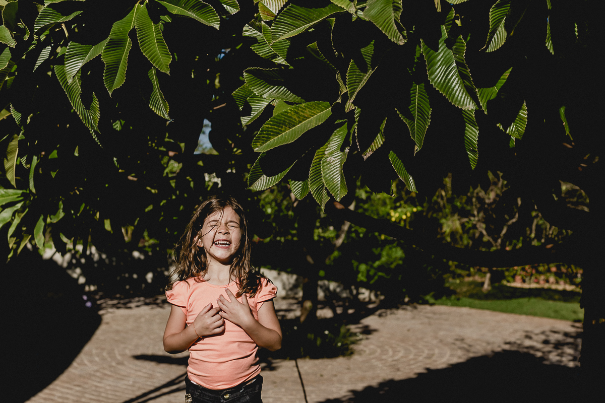 dando muitas risadas em baixo da arvore