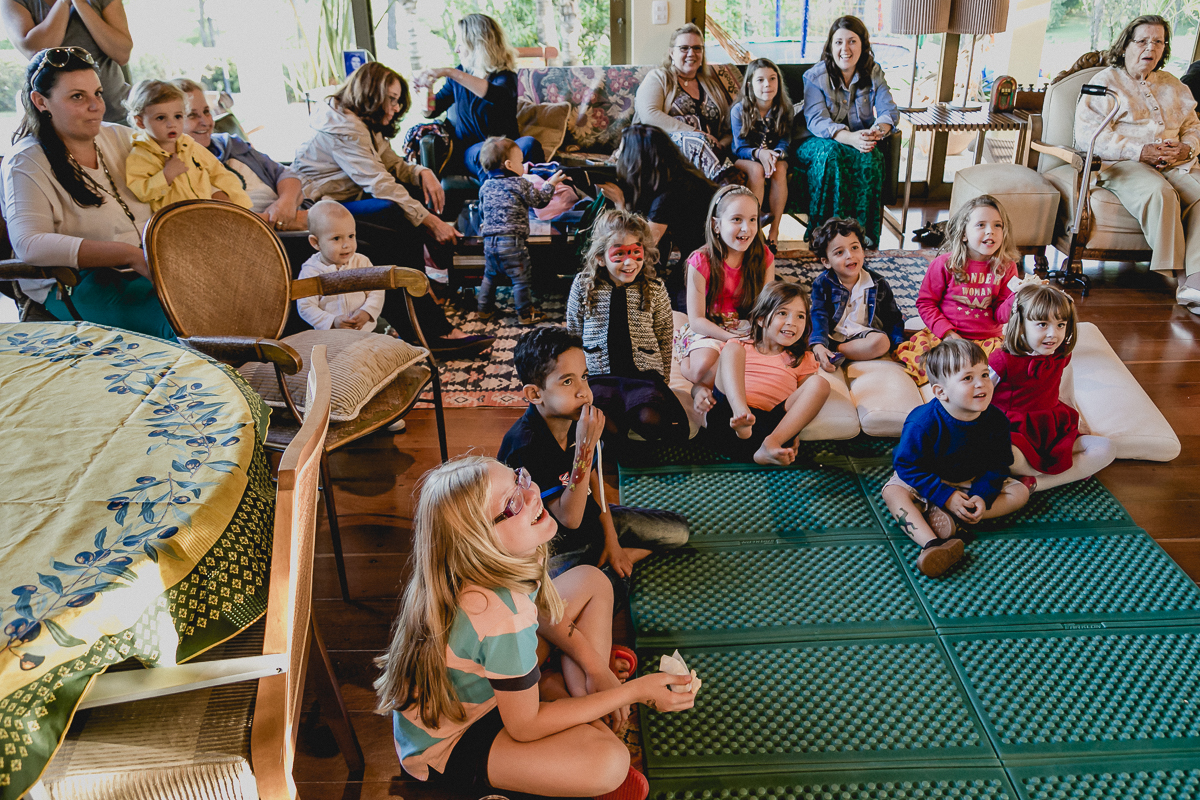crianças assistindo ao show do palhaço
