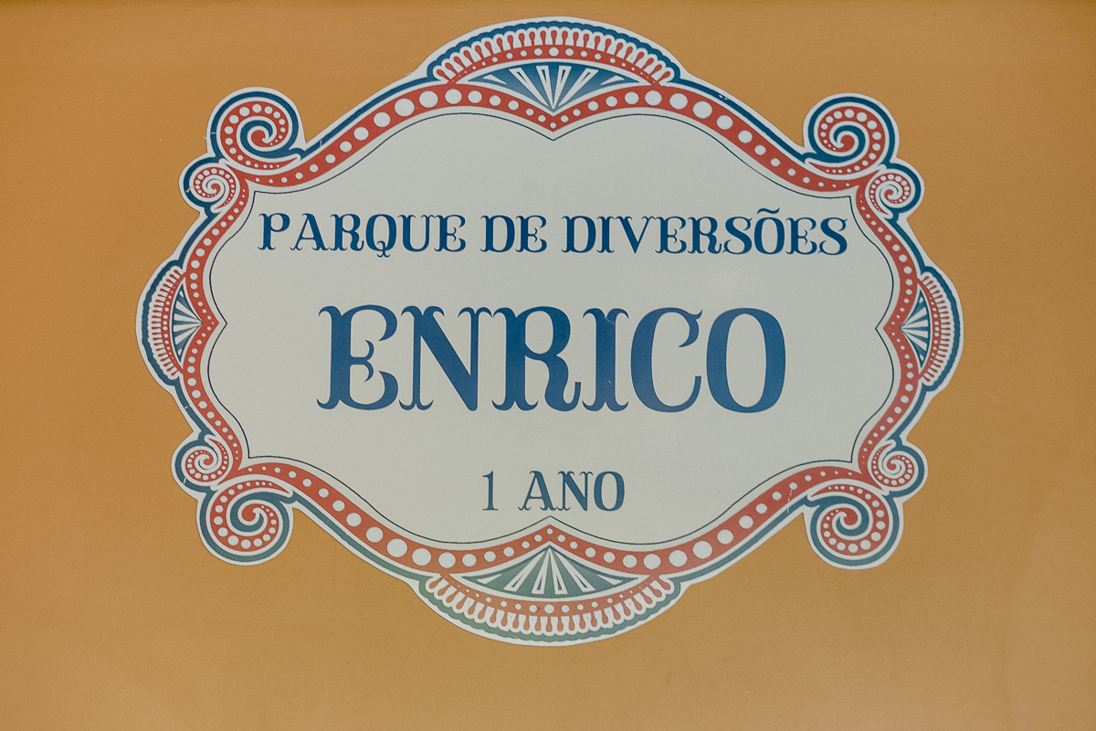 parede com banner do circo do enrico