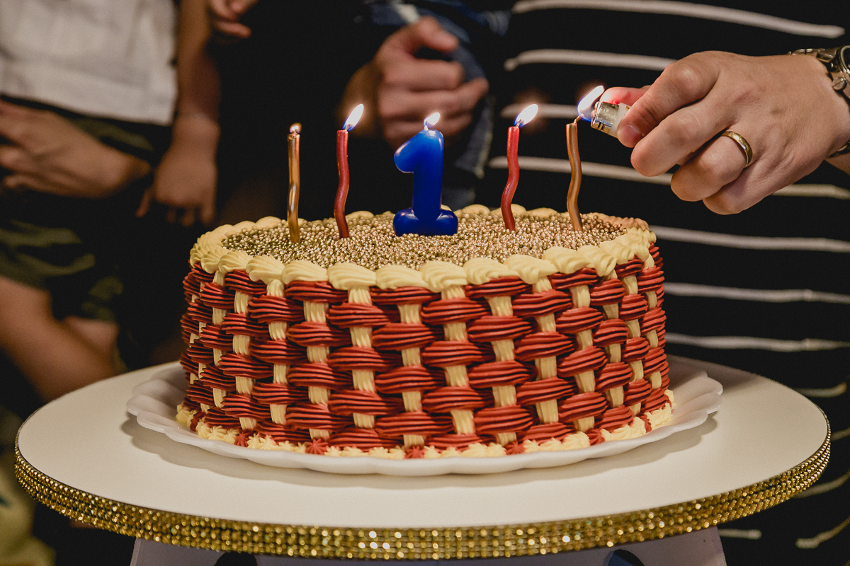 acendendo a vela do bolo