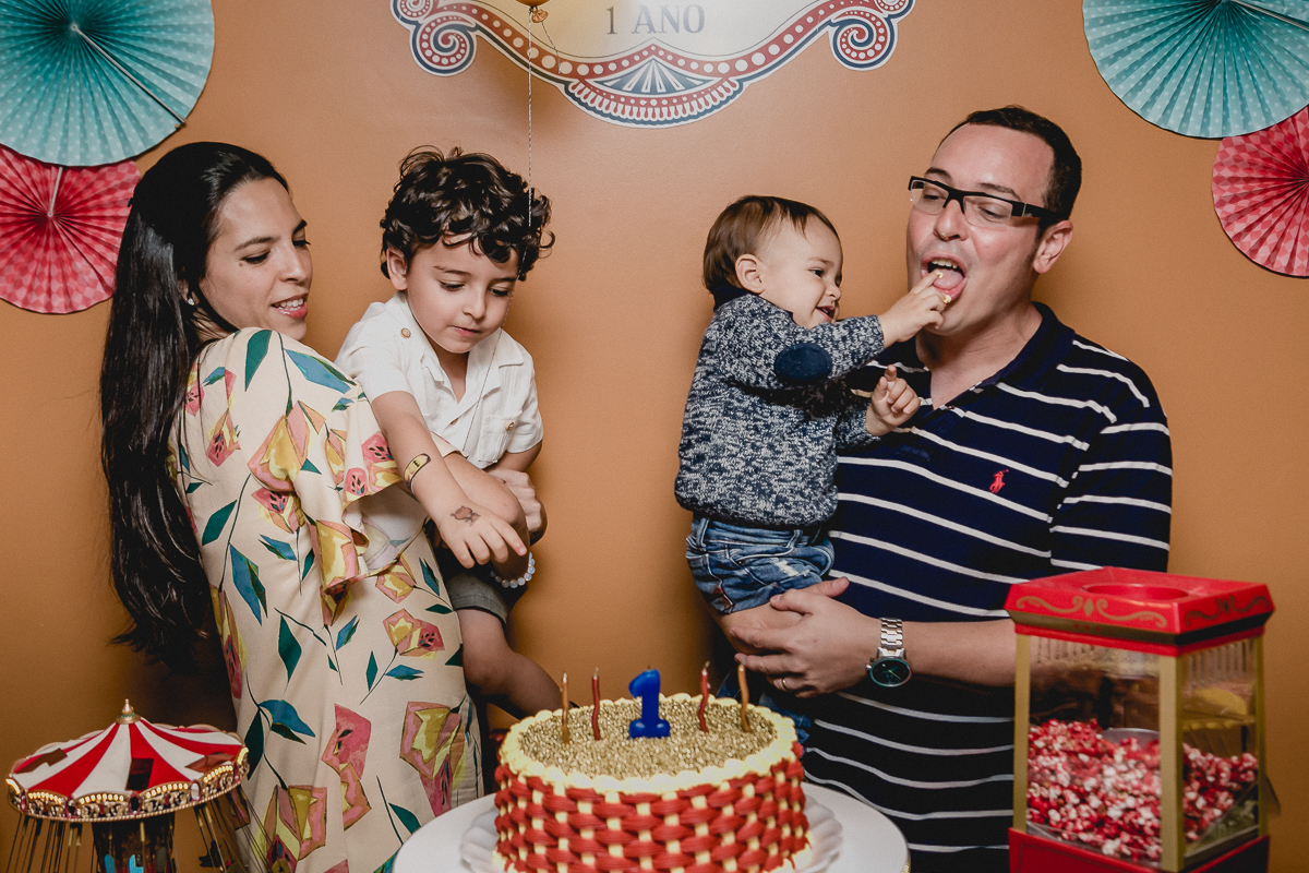 lambendo os dedos cheios de bolo