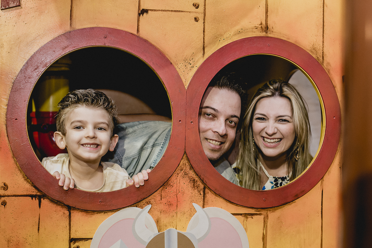 theo e os pais no navio do pirata