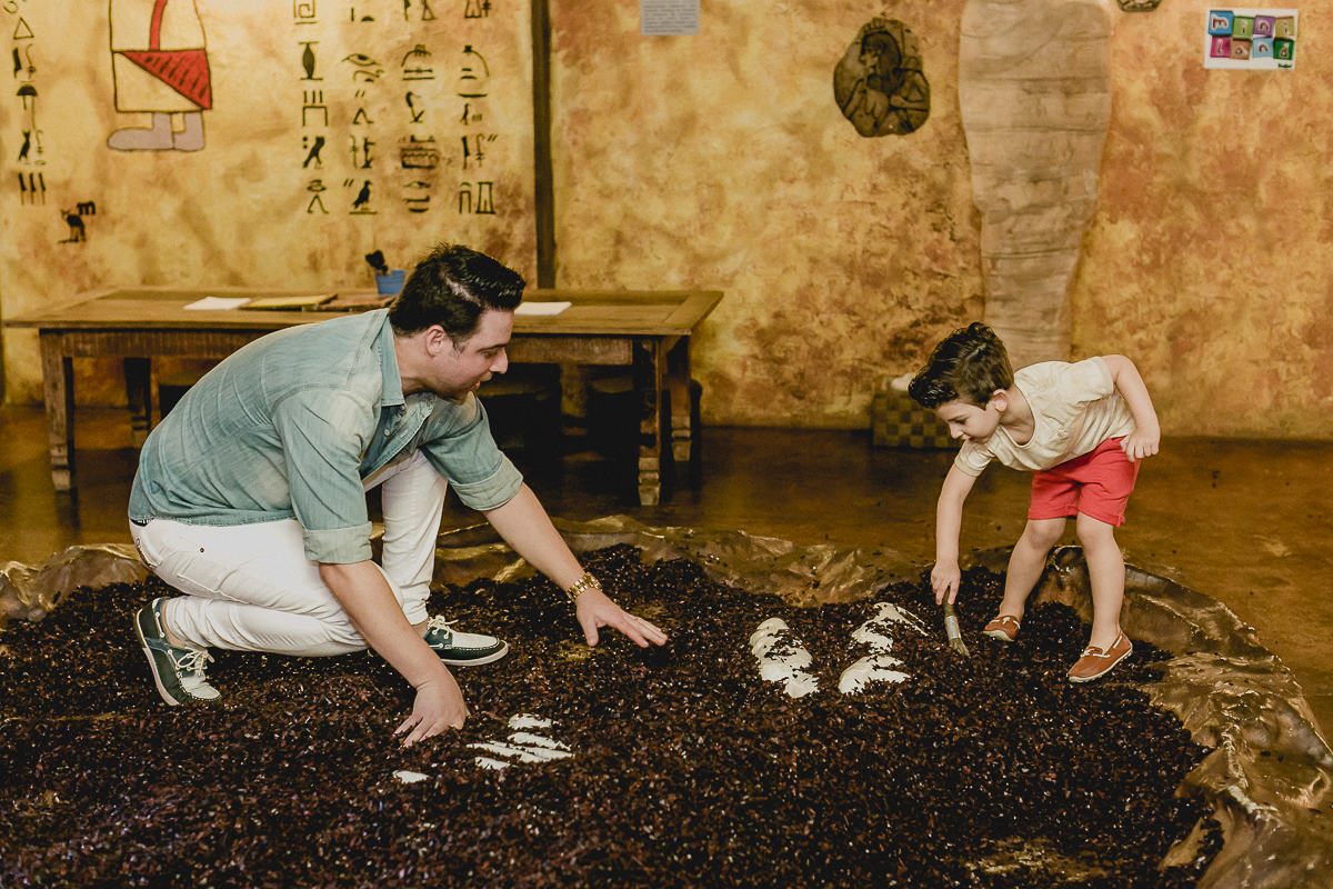 procurando o esqueleto do dinossauro