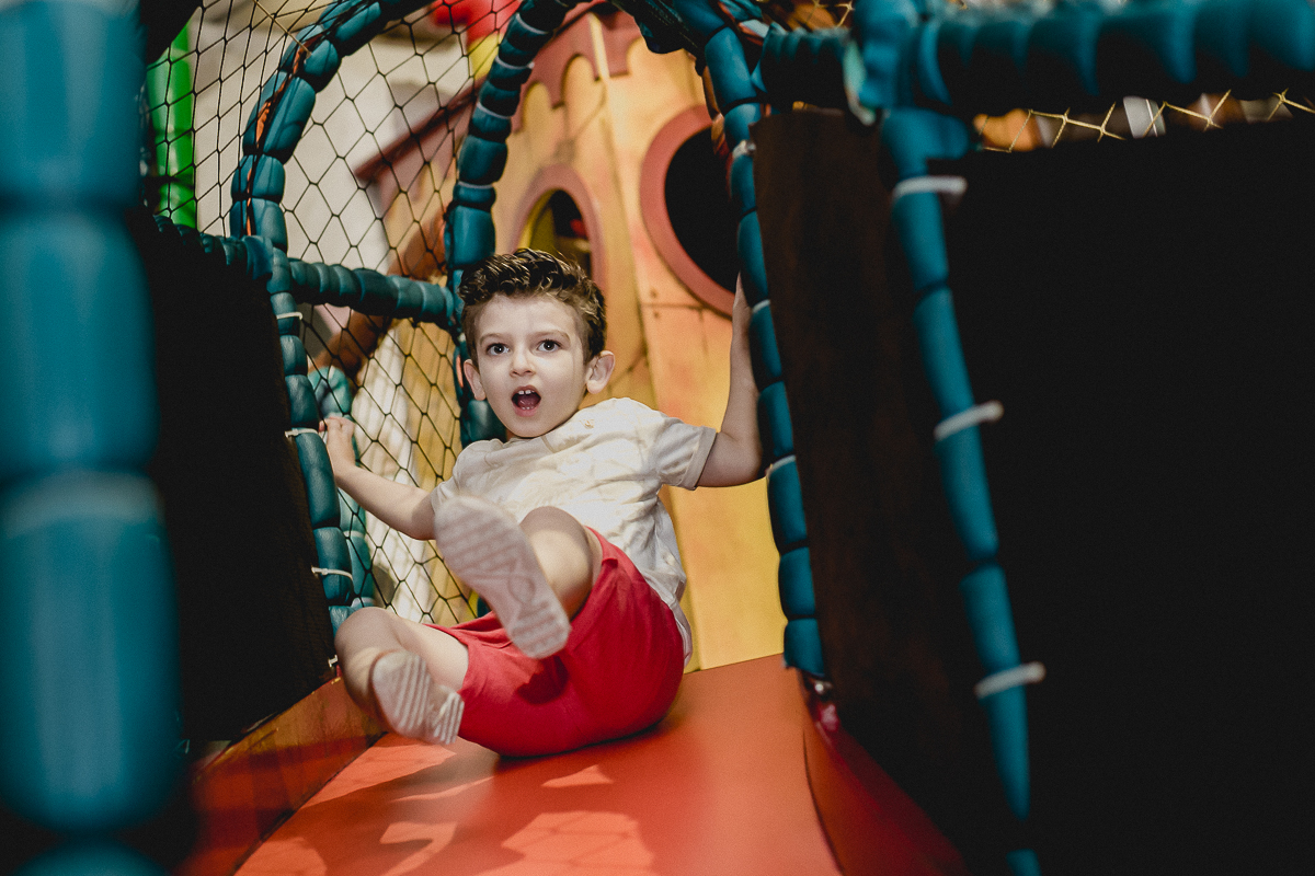 theo descendo o escorregador