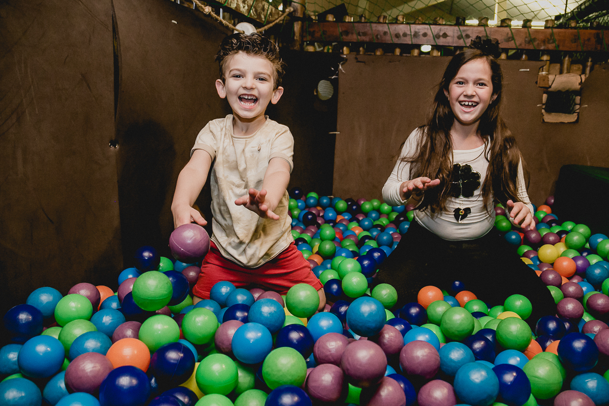 chutando as bolinhas para cima
