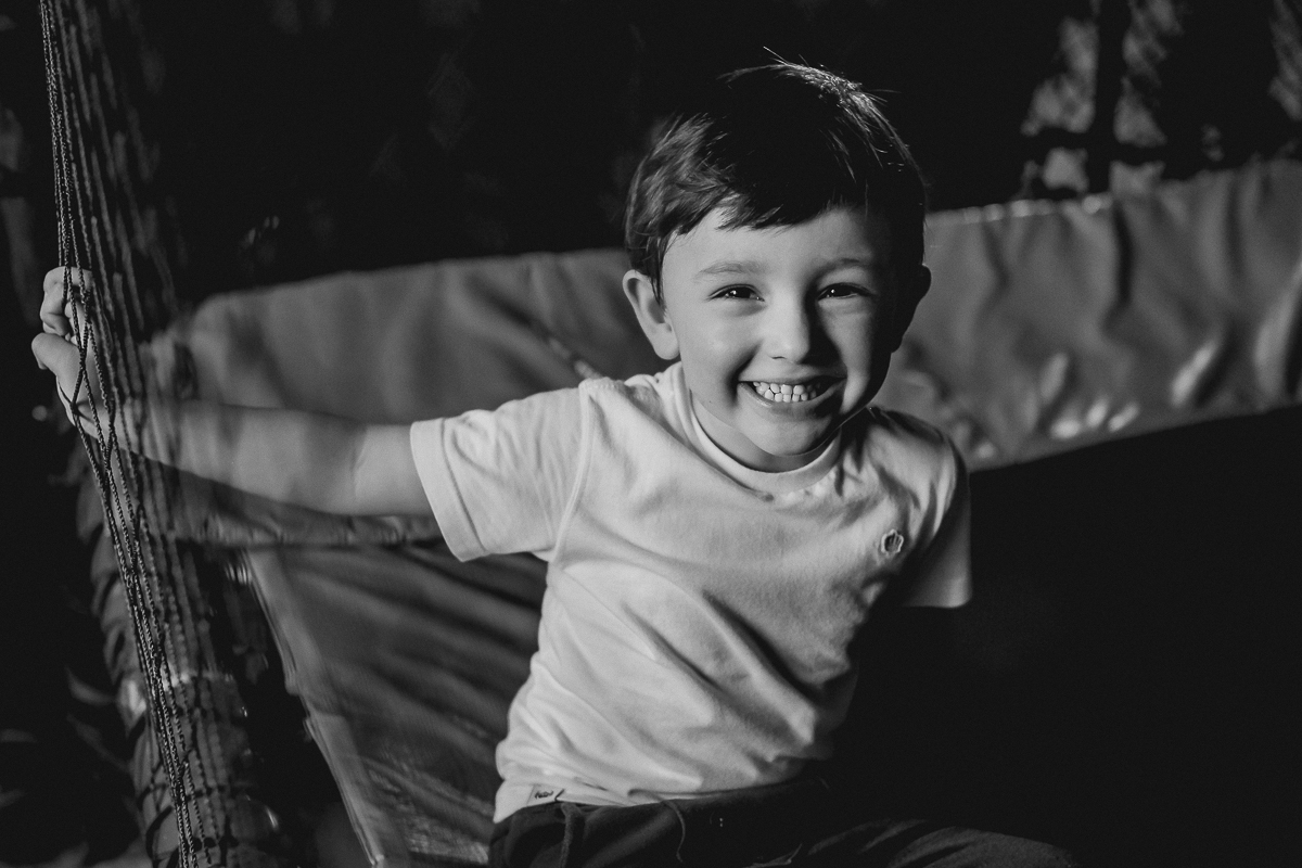 retrato em pb do amiguinho no pula pula