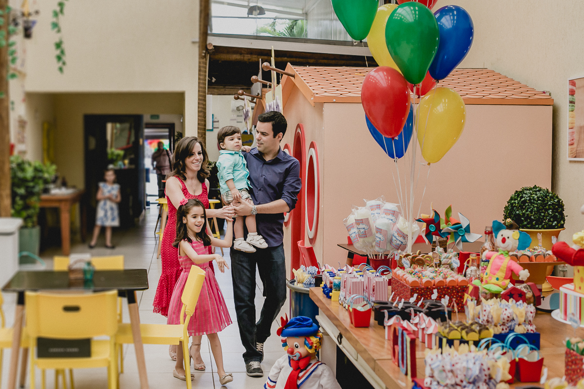 chegando na festa e vendo a mesa do bolo