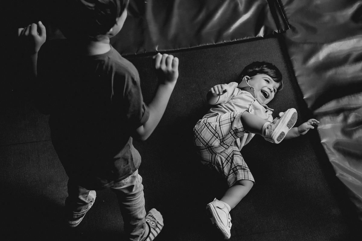 guilherme brincando no pula pula