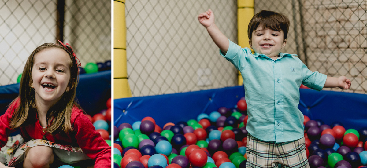 jogando bolinhas para o alto na piscina de bolinhas