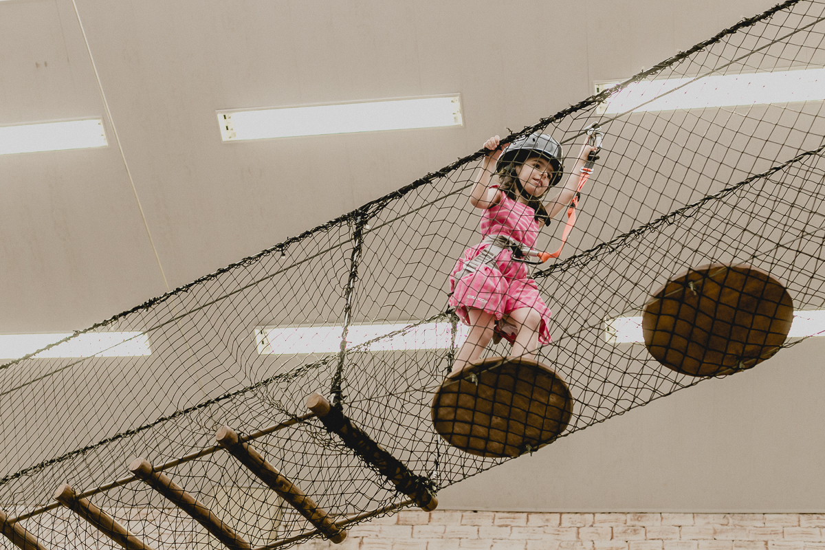criança andando na ponte da tirolesa