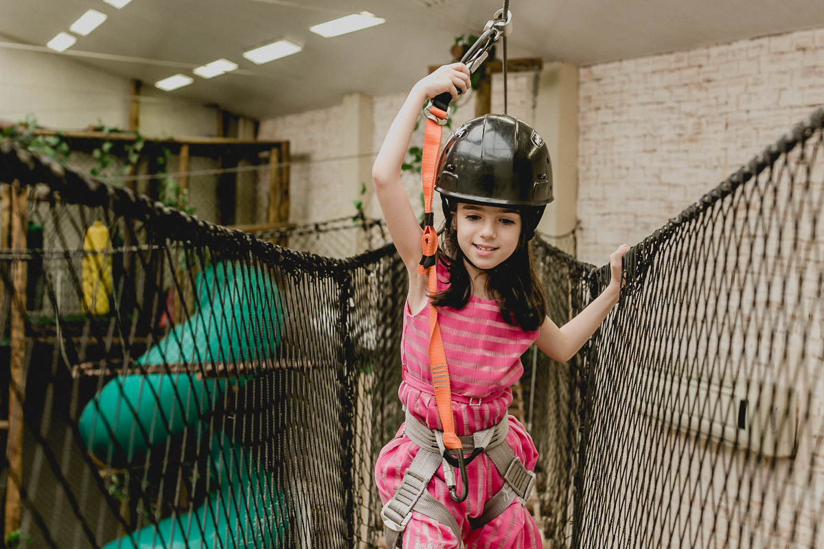 atravessando a ponte na tirolesa