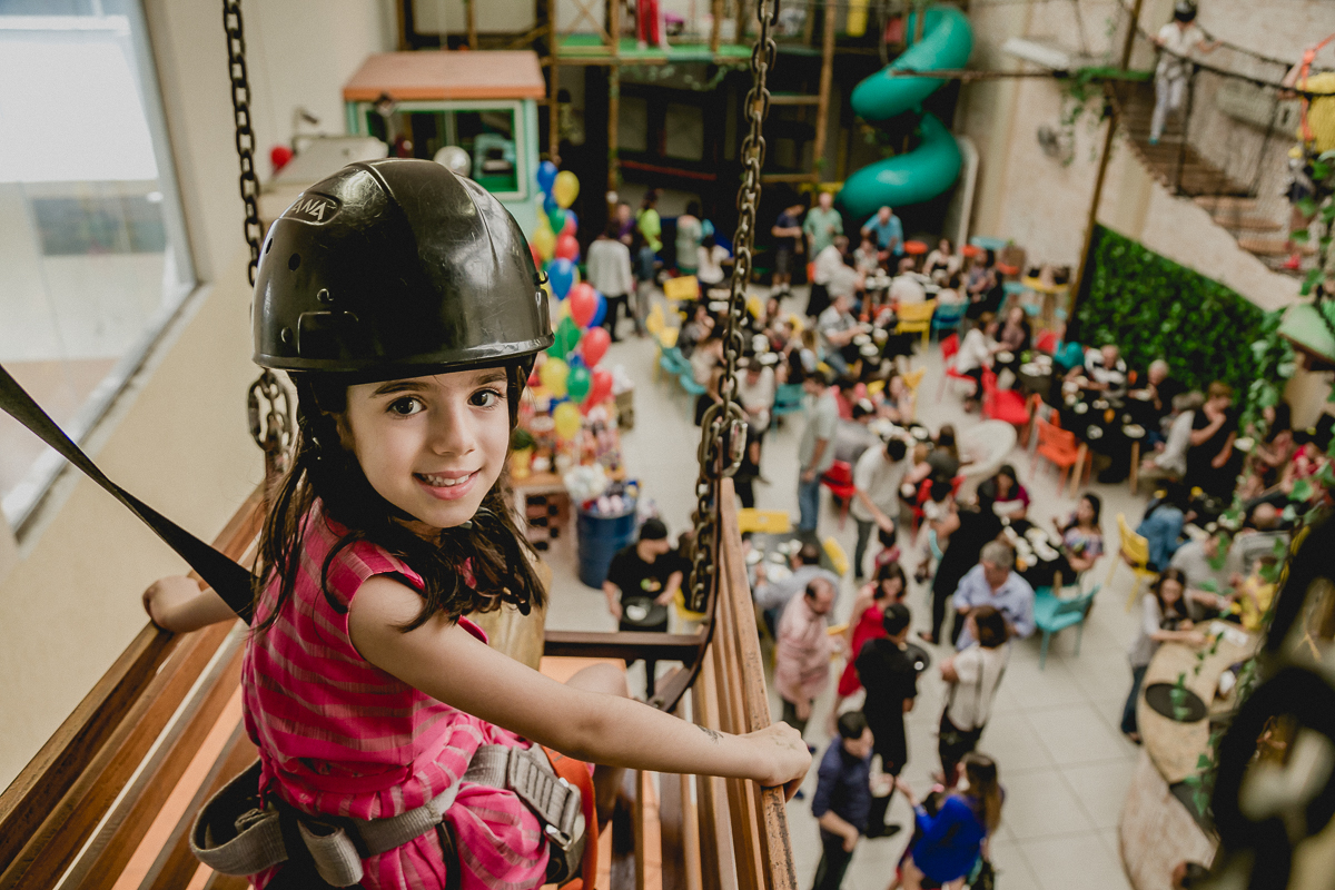 atravessando a tirolesa no carrinho