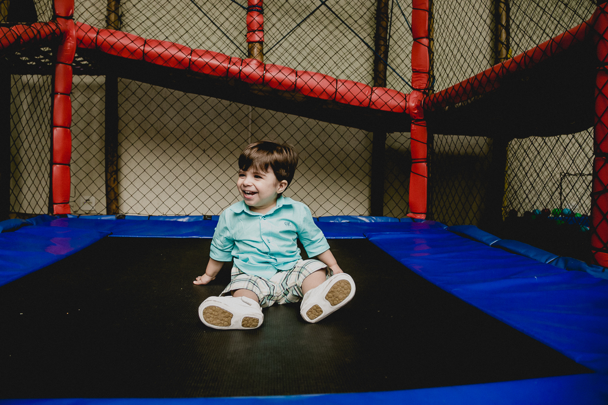 gargalhando de tanto rir no pula pula