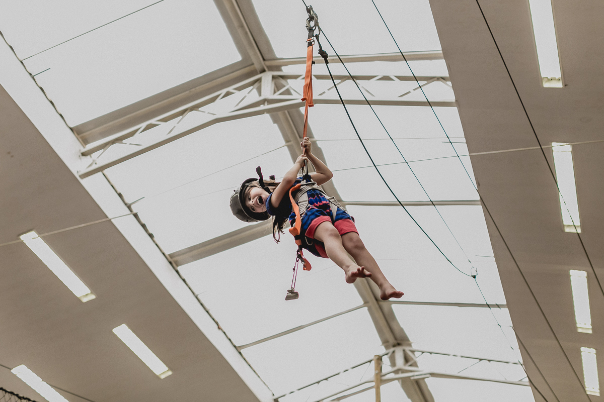 atravessando o buffet pela tirolesa