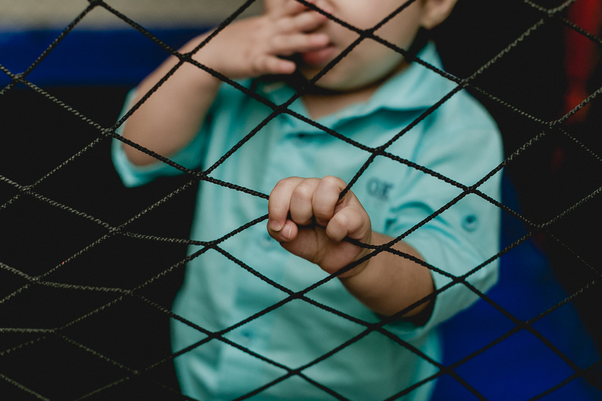 detalhes da mão segurando a grade