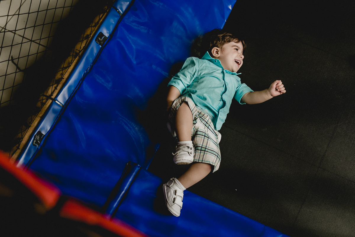 criança sorrindo no pula pula