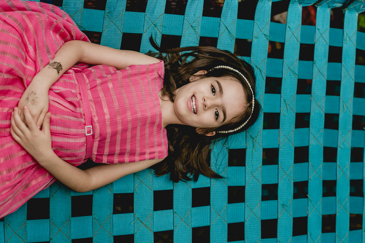 retrato na ponte azul de vestido rosa