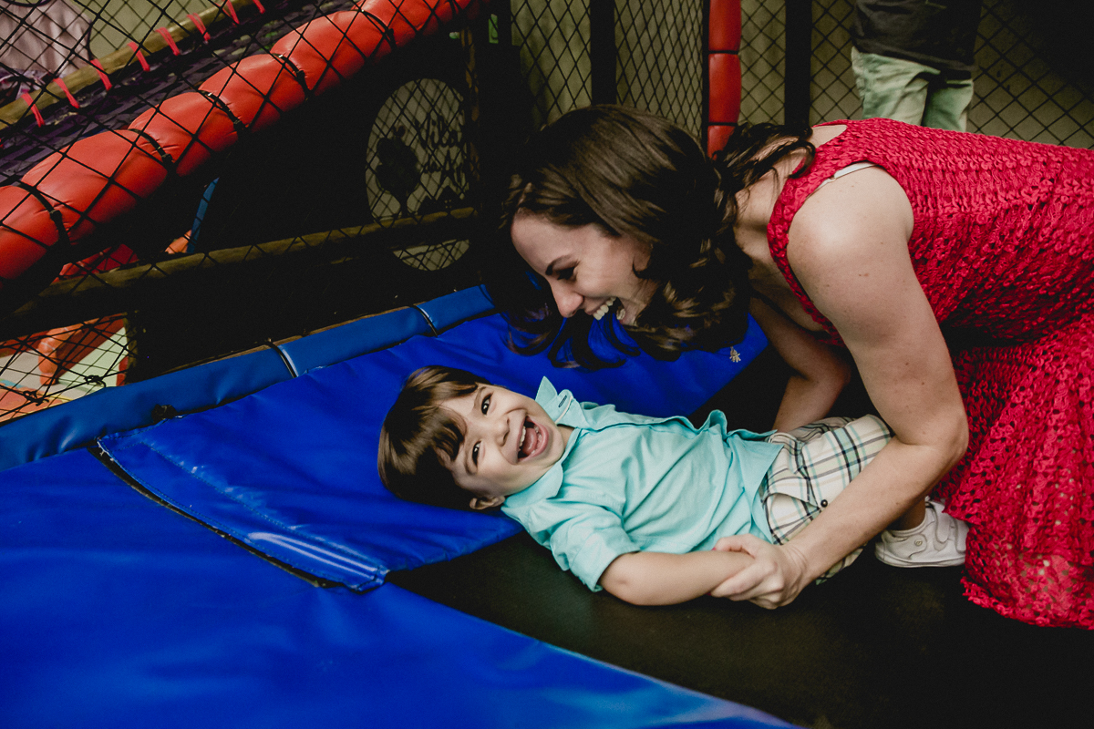 brincando no pula pula