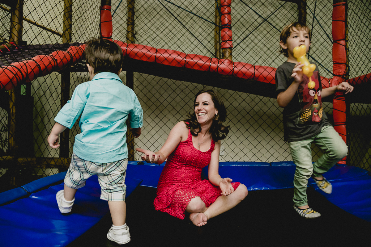 se divertindo no pula pula com a mamae