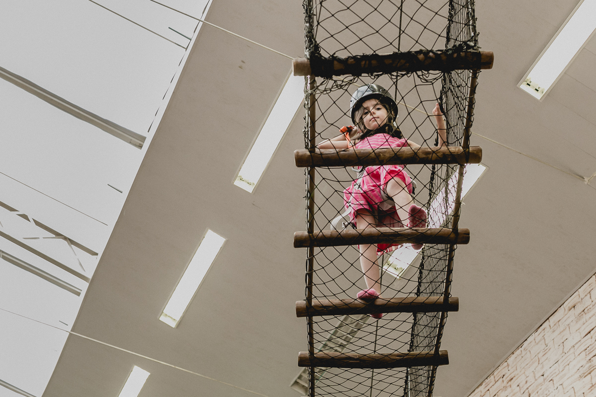atravessando a ponte da tirolesa