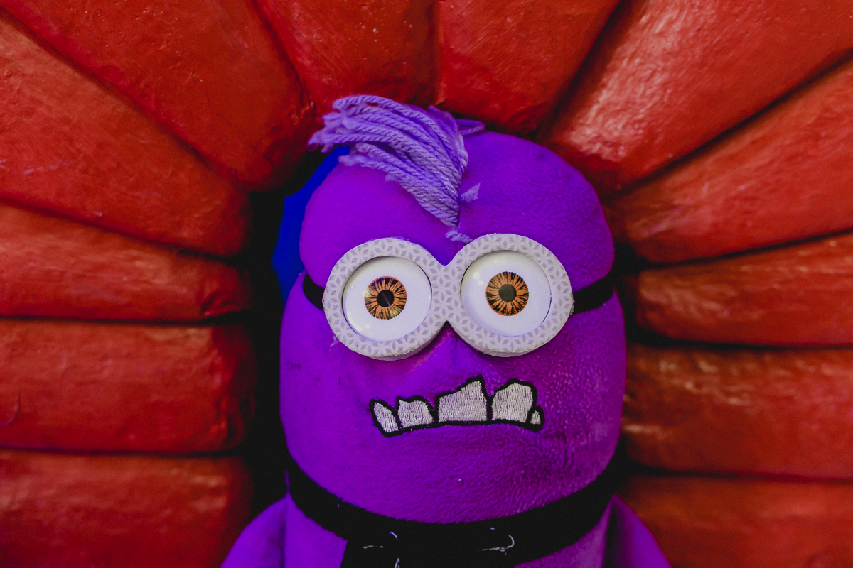 detalhe da mesa do minions