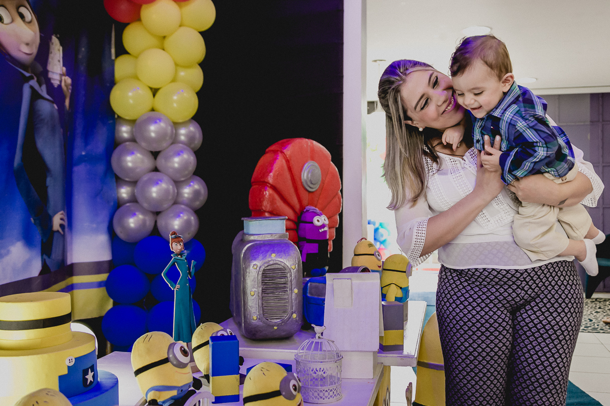 chegando e olhando a mesa do bolo