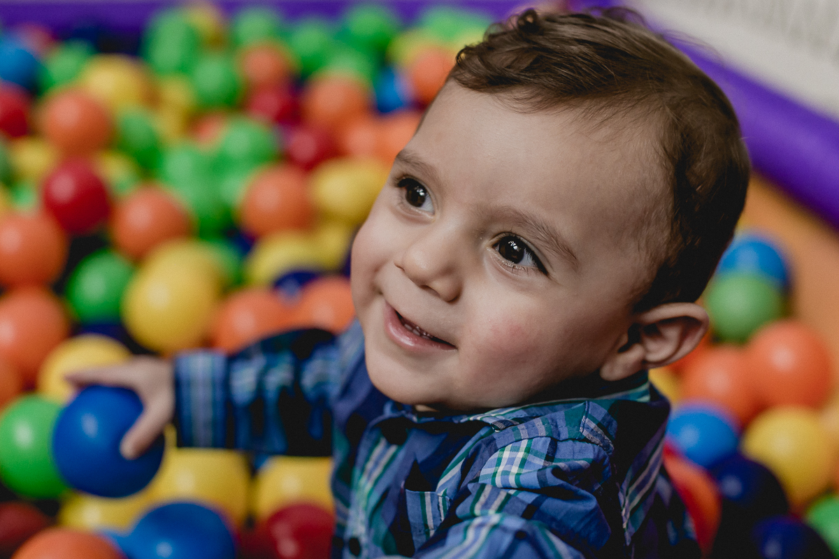 sorrindo na piscina de bolinhas