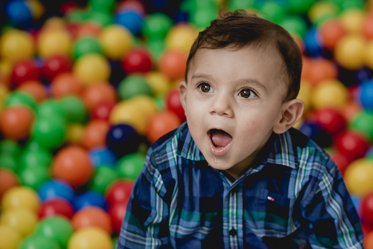 se divertindo na piscina de bolinhas