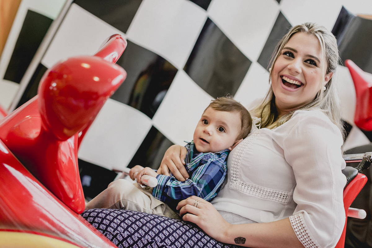 mãe e filho brincando no carrinho