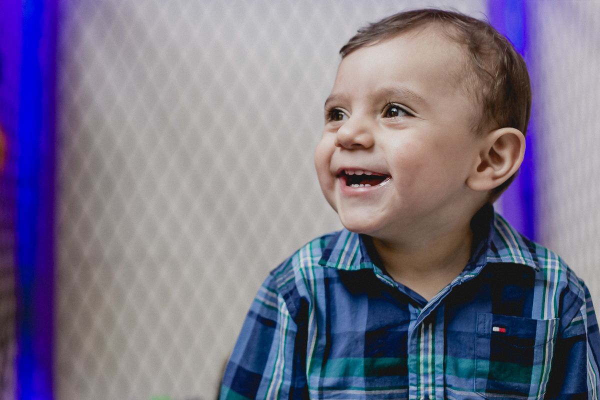 sorrindo na piscina de bolinhas