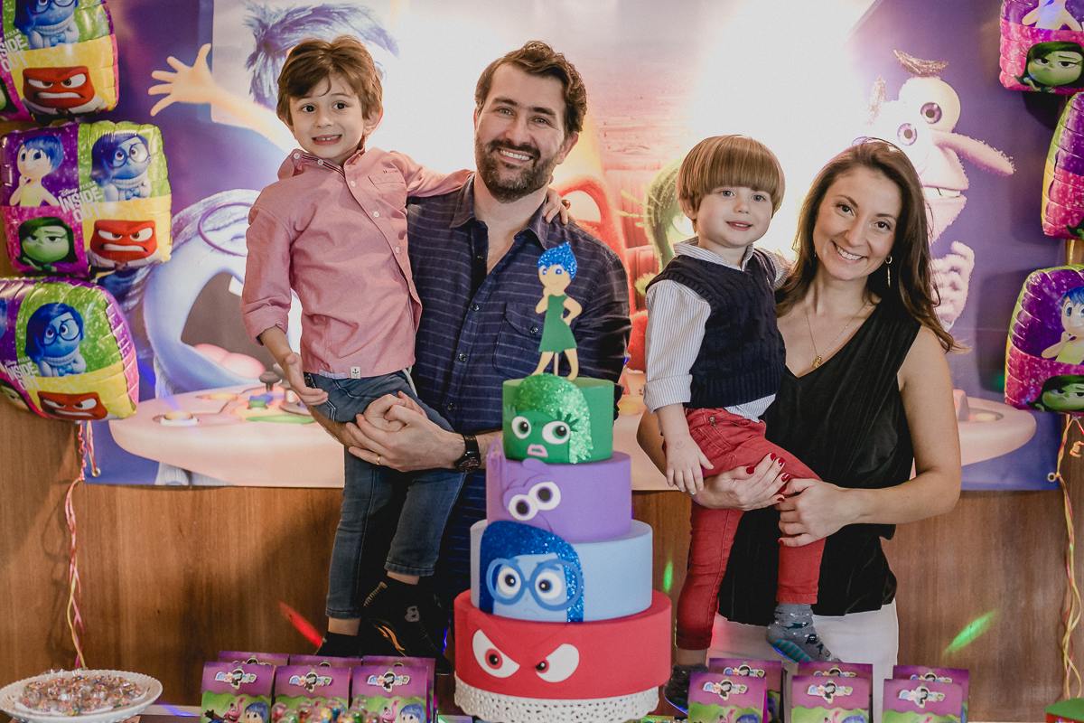 foto em familia na mesa do bolo