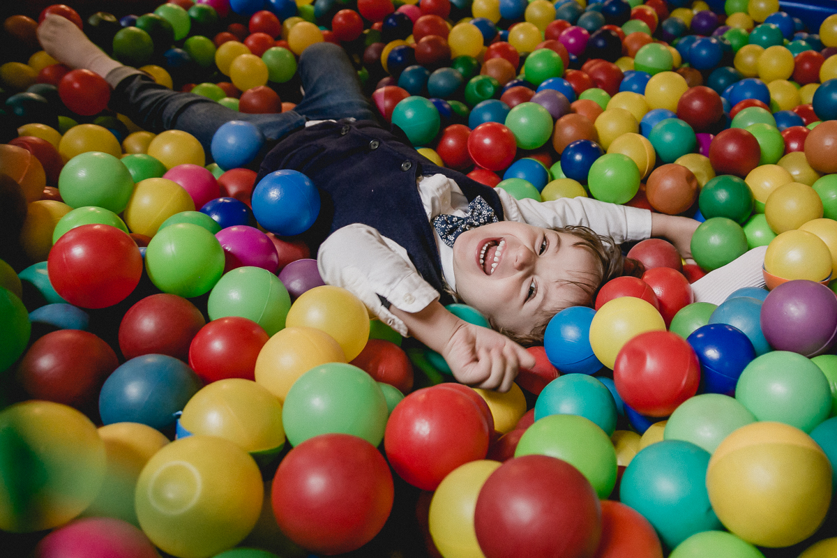 baguncando na piscina de bolinhas