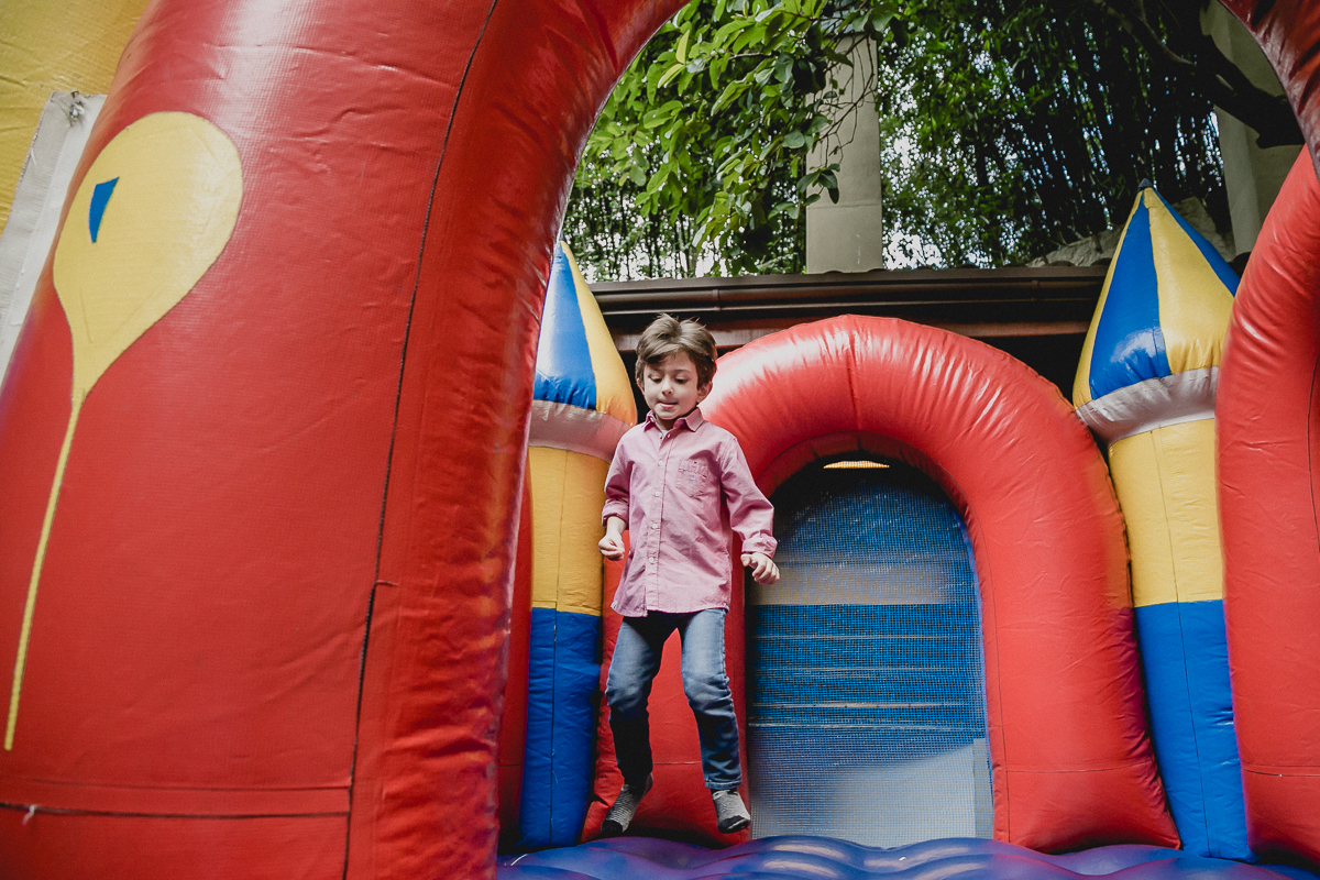 pulando no brinquedo inflavel