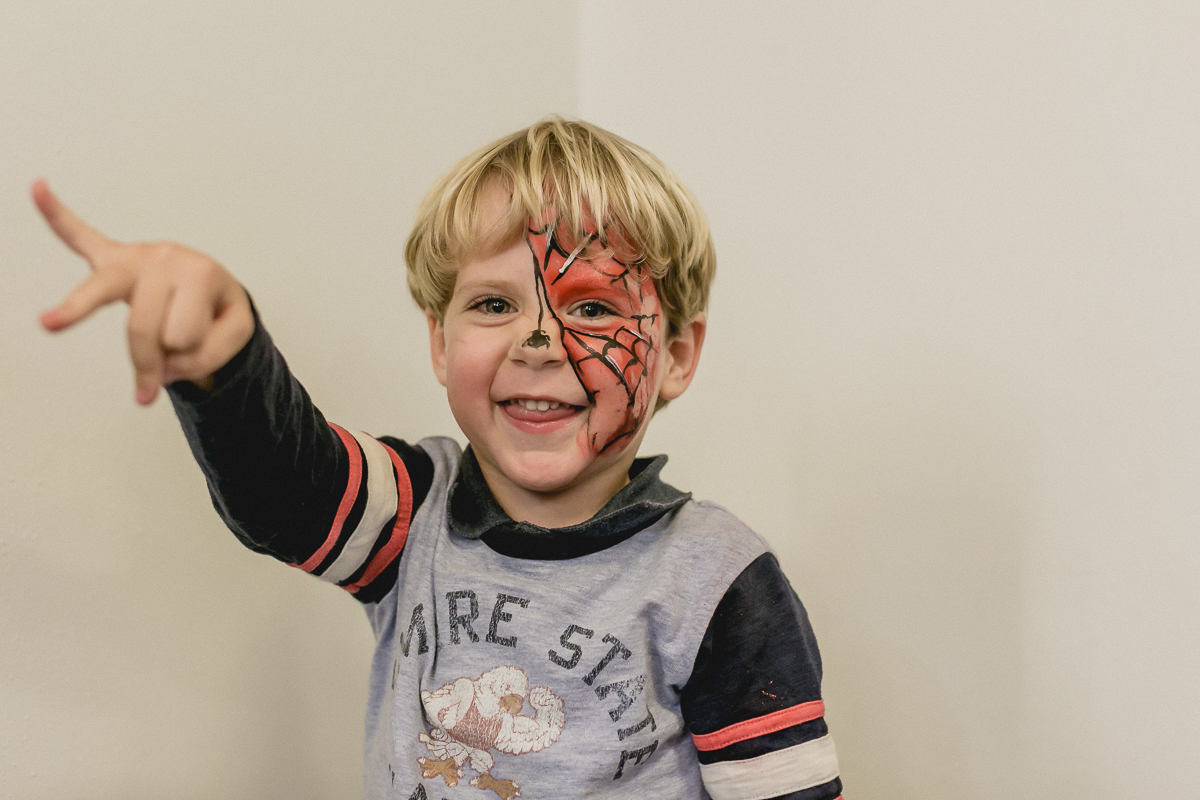 jogando a teia do homem aranha