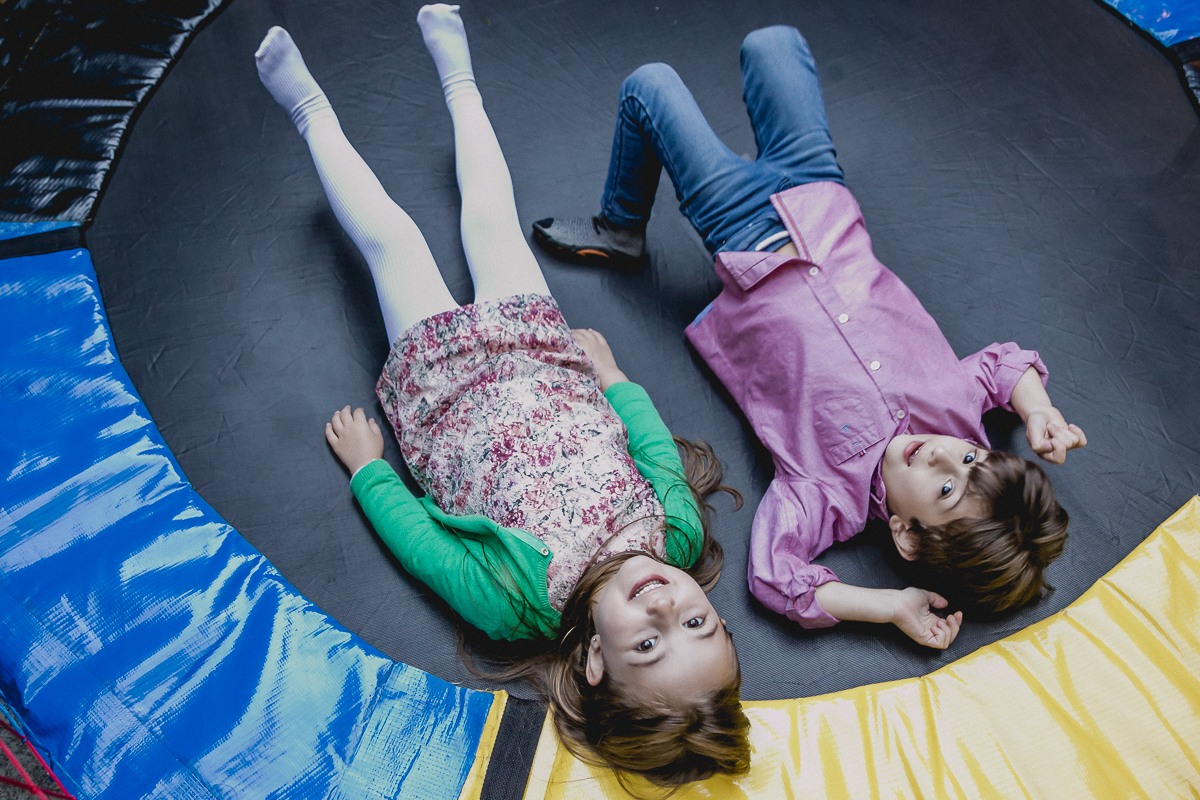 deitados na cama elastica