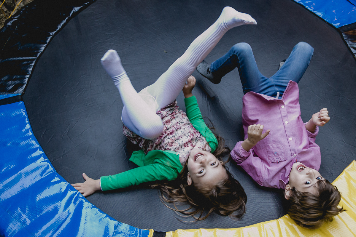 pulando deitados na cama elastica