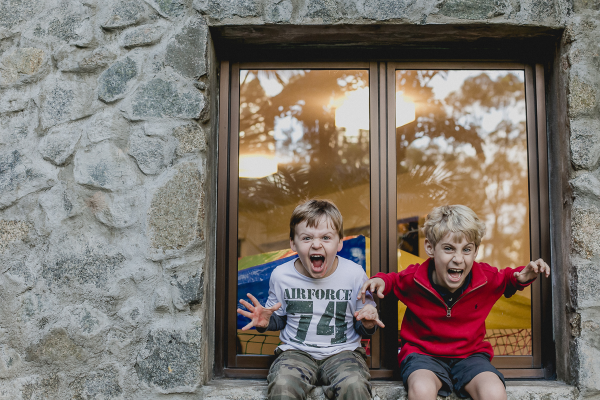 fazendo careta sentados na janela