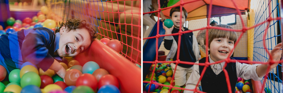 brincando na piscina de bolinhas