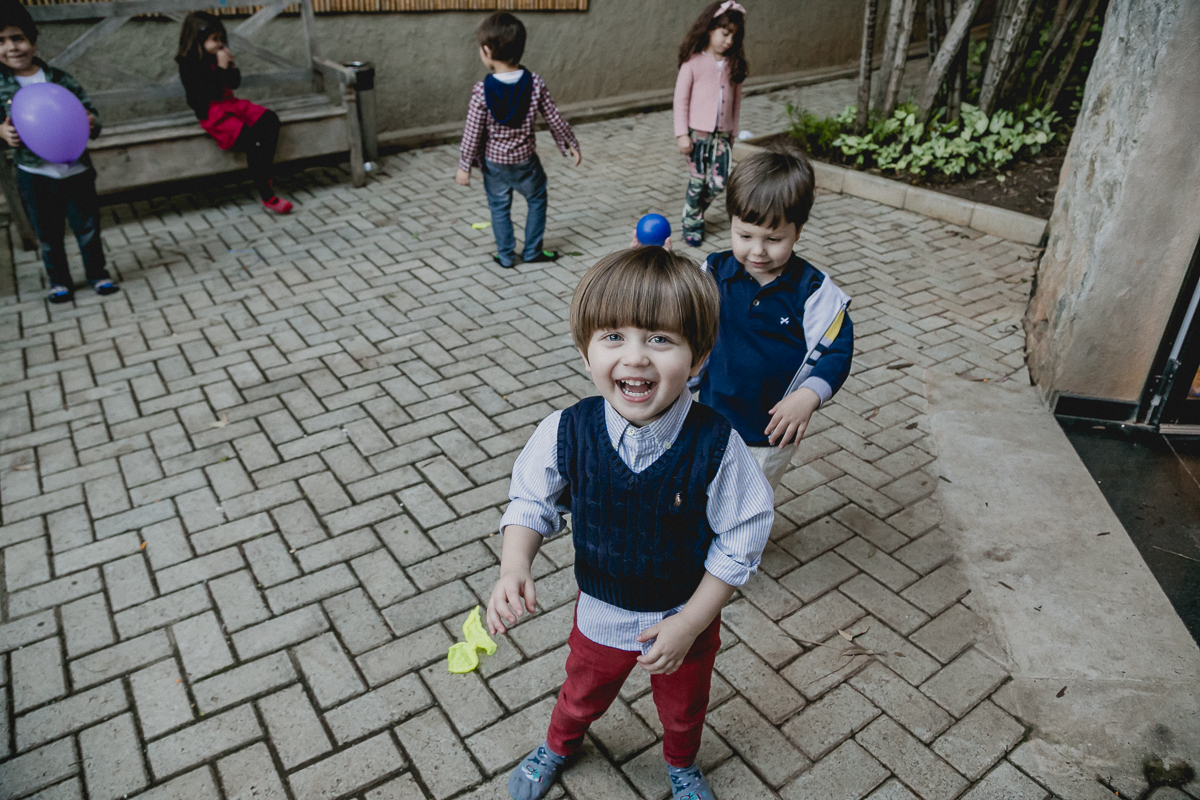 criancas correndo e se divertindo