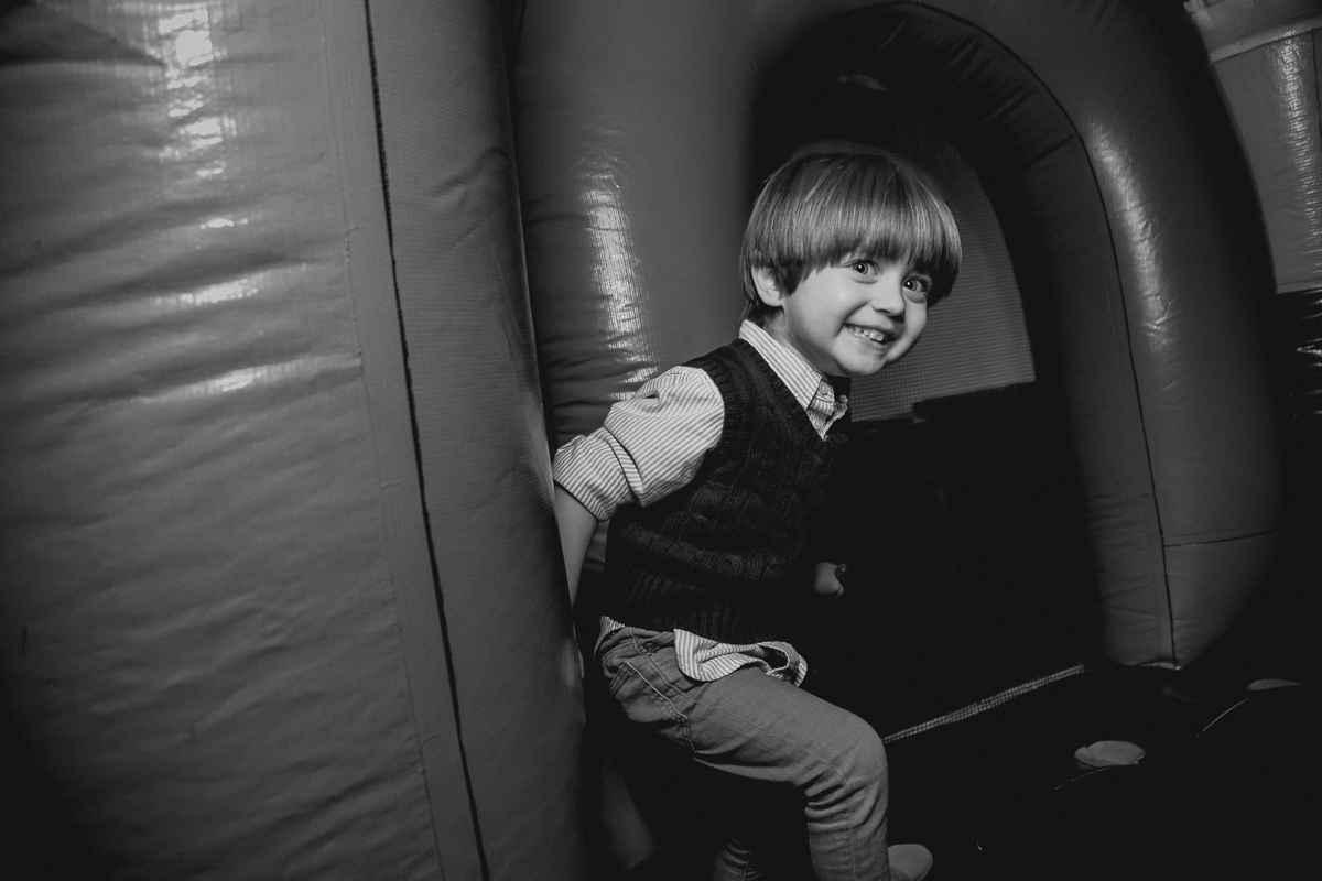 brincando no brinquedo inflavel e sorrindo muito