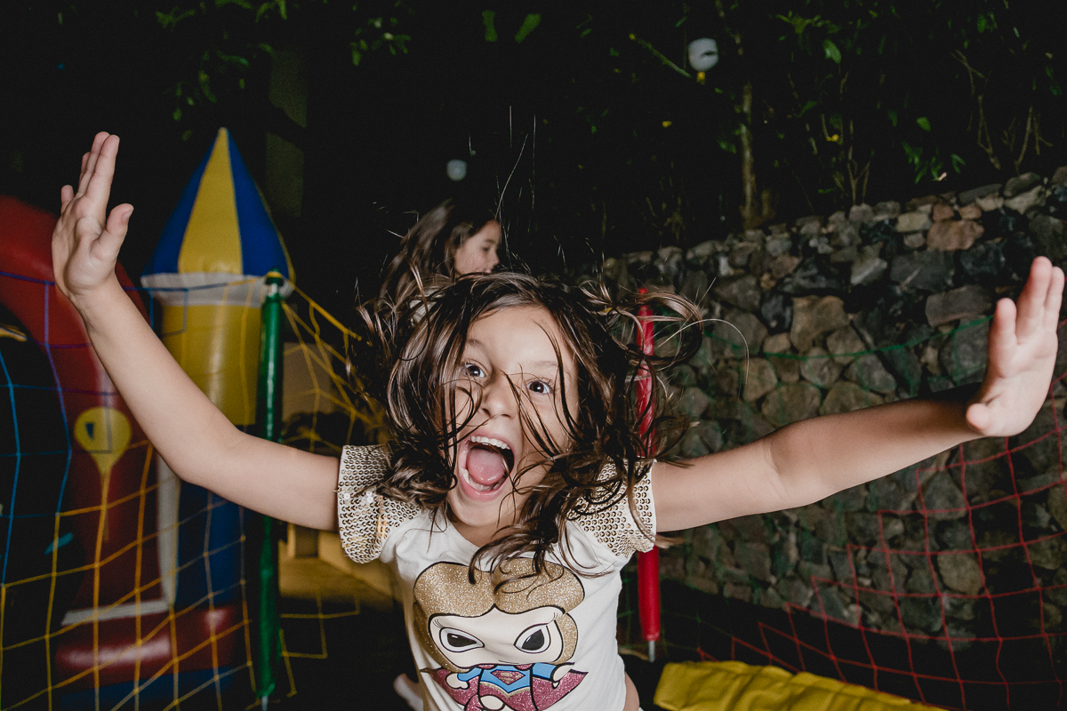 brincando no pula pula