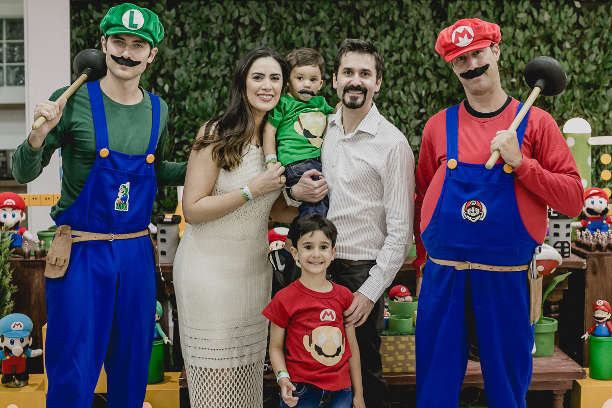 retrato de familia com o mario e o luigi na mesa do bolo