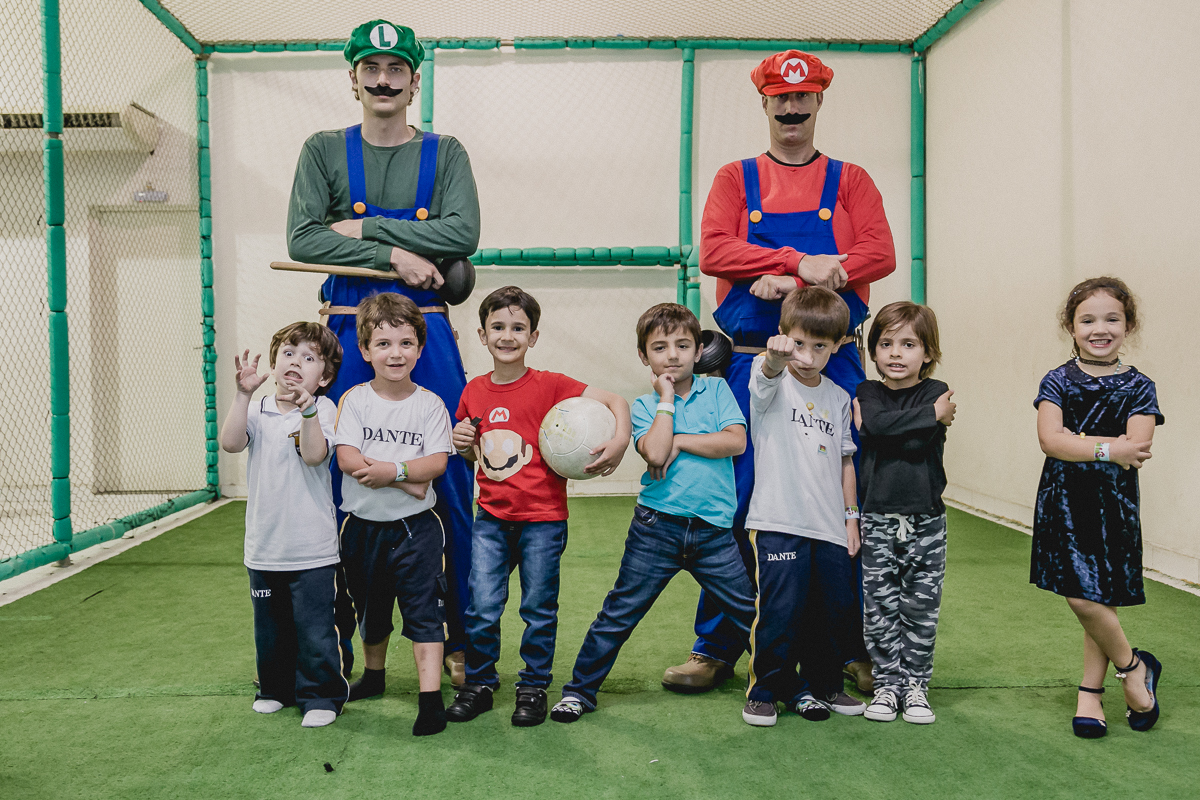 foto com os amigos na quadra de futebol