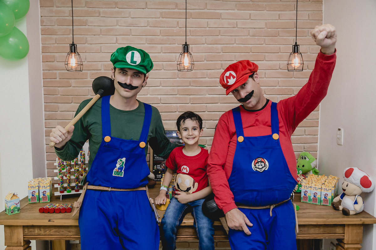 sentados na mesa das lembrancinhas
