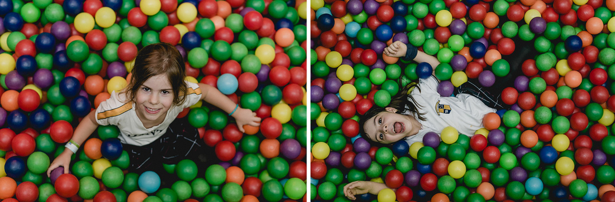 amiguinhas brincando na piscina de bolinhas